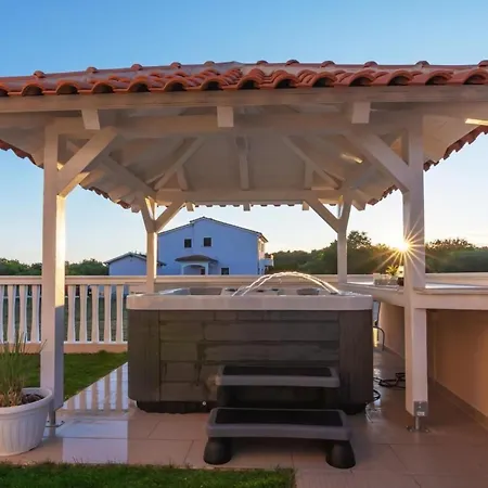 Moderne Mit Jacuzzi By Interhome Apartment Ližnjan
