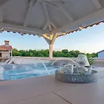 Moderne Mit Jacuzzi By Interhome