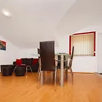 Moderne Mit Jacuzzi By Interhome Ližnjan